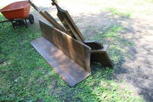 lot 814 image: Wood Church Pew