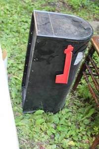 lot 827 image: Metal U.S. Mailbox