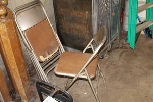 lot 822 image: Lot of (4) Metal Folding Chair with Padded Seat