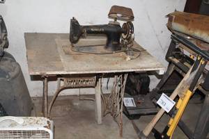 lot 852 image: Singer Sewing Machine  with Sewing Machine Table with Light