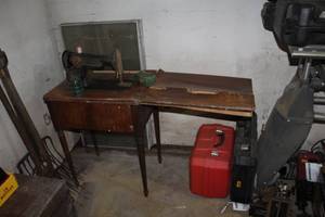 lot 853 image: Singer Sewing Machine  with Sewing Machine Fold-Out Table