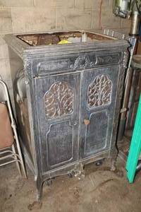 lot 730 image: Cast Iron Stove 32Lx26Wx50H