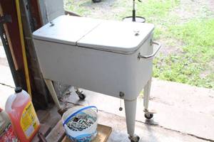lot 878 image: Vintage Metal Cooler Table 2-door on wheels