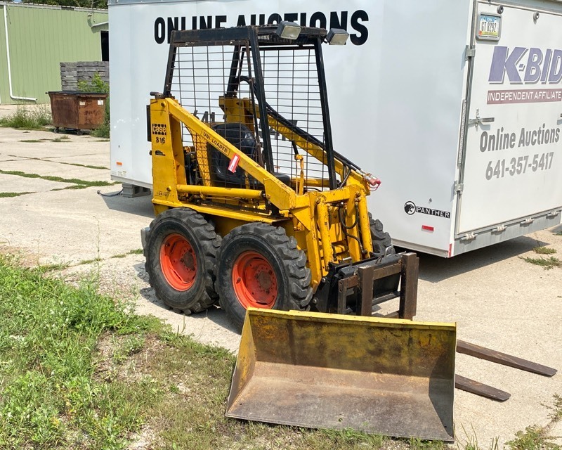 lot 1 image: Case 1816 Uni-Loader w forks and quick tach bucket