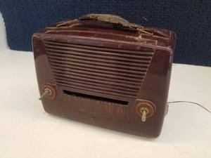 lot 11 image: Vintage Philco Transitone Portable Radio