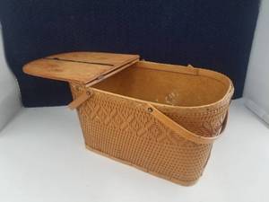 lot 62 image: Lovely Vintage Picnic Basket