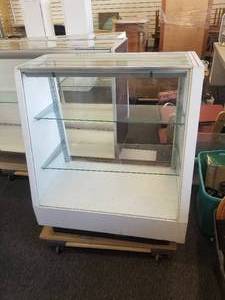lot 7 image: Retail Display Cabinet 2