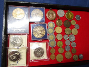 lot 17 image: Commemorative Coins