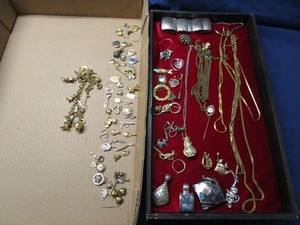 lot 20 image: Costume Jewelry
