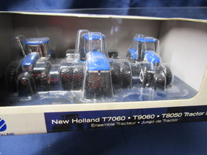 lot 72 image: Ertl NH Tractor Set