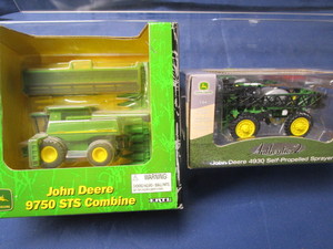 lot 73 image: Ertl JD Sprayer & Combine