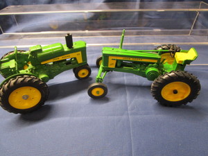 lot 76 image: Ertl JD Tractors