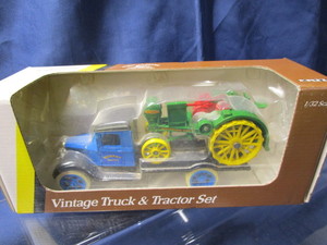 lot 77 image: Ertl Truck & Tractor Set