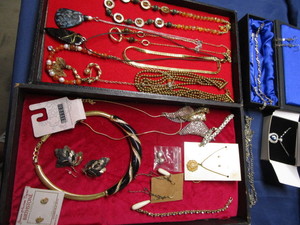 lot 165 image: Costume Jewelry