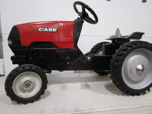lot 3 image: Pedal Tractor