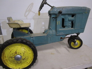 lot 4 image: Vintage Pedal Tractor