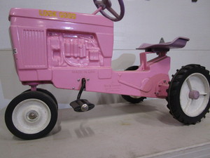 lot 5 image: Pedal Tractor