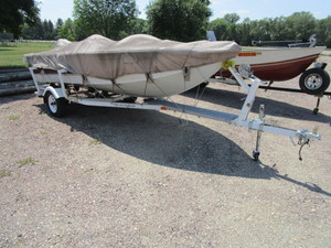 lot 2 image: 1986 16 Crestliner Boat w75hp Mercury & 15hp Chrysler Kicker & 1984 Yacht Club Trailer