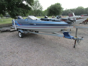 lot 3 image: 1989 15 Bayliner Boat w50hp US Marine & 1989 Escort Trailer