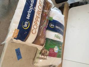 lot 124 image: 1 KING SIZE PILLOW AND 1 QUEEN SIZED