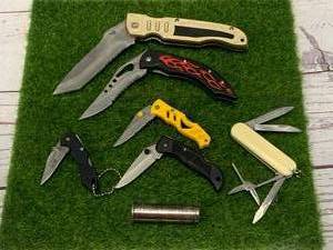 lot 3 image: Vintage Schrader Universal Tire Gauge & Six Knives