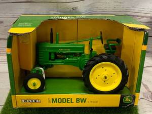 lot 21 image: 116 John Deere BW Wide Front Ertl Tractor 45300