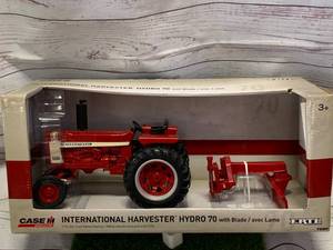 lot 25 image: Ertl 44084 International Hydro 70 with Blade