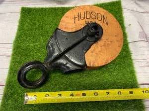 lot 32 image: Vintage 6 Hudson Wood  Metal Barn Pulley