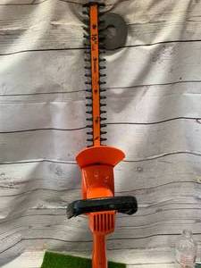 lot 40 image: Black & Decker 16 Deluxe Hedge Trimmer