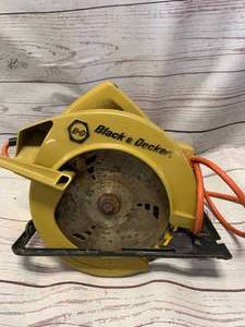 lot 59 image: Vintage Black & Decker 9 Amp Circular Saw (Works Great)