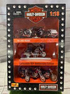lot 85 image: Harley-Davidson 7 Piece 95th Anniversary Collectible Motorcycles 118