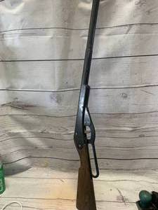 lot 102 image: Vintage Daisy BB Gun (Working Condition)