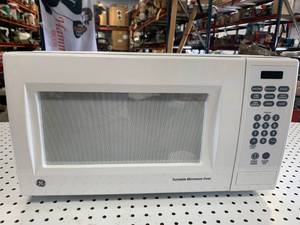lot 113 image: New GE Microwave