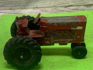 lot 128 image: Vintage Ertl Farmall International 656 Tractor