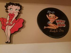 lot 5 image: Betty Boop Figure and Plate