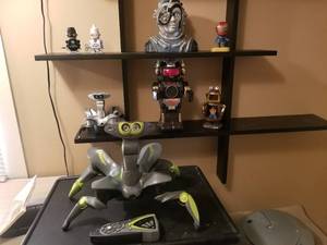 lot 28 image: Robots and More