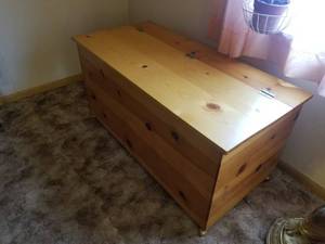 lot 35 image: Knotty Pine Box