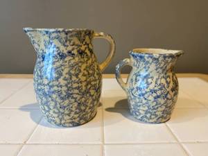 lot 6 image: Robinson Pottery pitchers