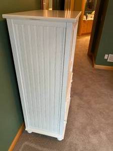lot 10 image: Wainscoting hutch