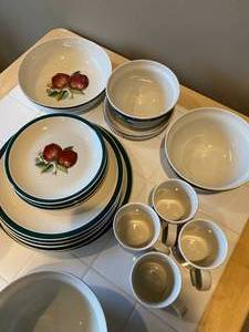lot 13 image: Apple decorative dishes