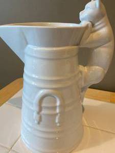 lot 17 image: Williams Sonoma cat serveware