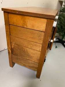 lot 27 image: Storage cabinet