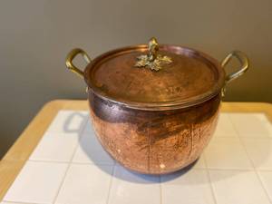 lot 70 image: Copper pot