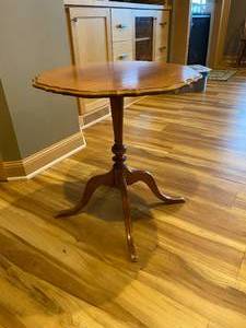 lot 86 image: Round table