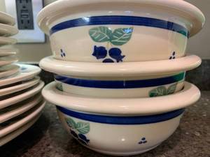 lot 105 image: Blueberry dishes