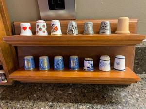 lot 114 image: Thimble collection and shelves