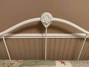 lot 127 image: White painted metal daybed
