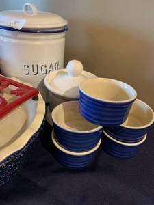 lot 140 image: Blue white and red kitchenware