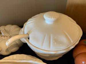 lot 151 image: Group of white home goods