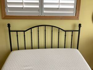lot 158 image: Black Wrought Iron Bed with Tempurpedic Mattress and Adjustable Base